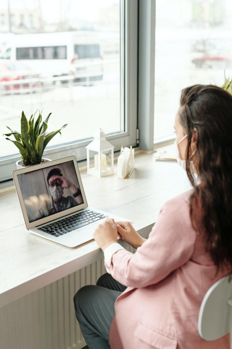 woman receives online treatment for pink eye