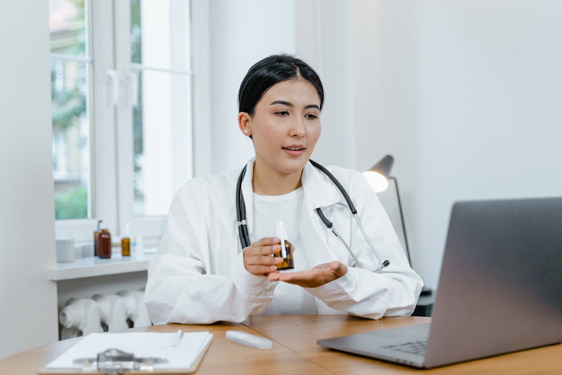 A virtual doctor responding to a query online